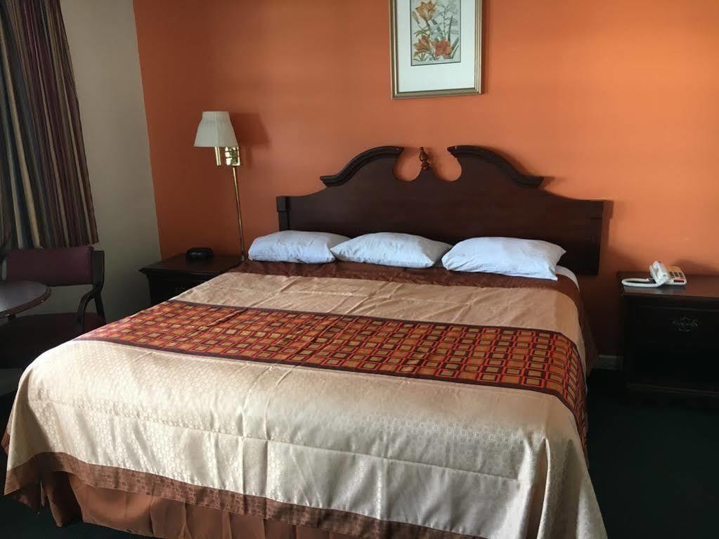 Nassau Holiday Motel