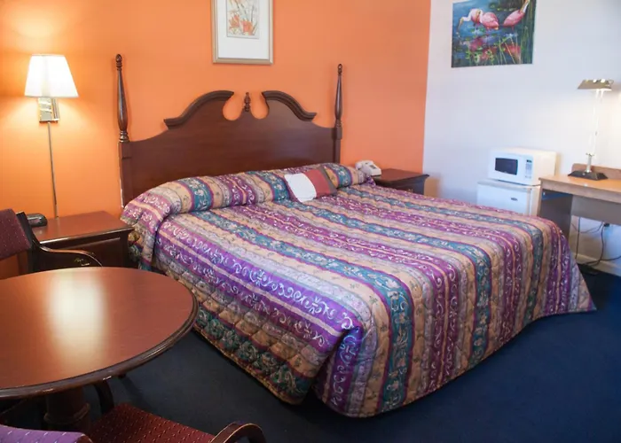 Nassau Holiday Motel